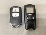 スマートキーを装備しています。鍵を差し込むことなくドアロックの開け閉めと、スタートボタン操作でのエンジンスタートができます。加えて、純正リモコンエンジンスターター用の操作キーもついています。