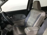 高いホールド性で運転姿勢が安定します。長距離ドライブでも疲れにくいのが魅力です。快適なドライビングライフをお送りください♪