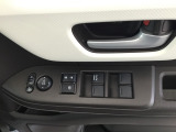 電動格納式ドアミラーのスイッチは運転席ドアにあります。