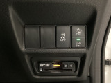 Hondaセンシング用の、VSA(ABS+TCS+横滑り抑制)解除と路外逸脱抑制機能などのオンオフスイッチはハンドルの右側に装備しています。その下にETC2.0がついています。