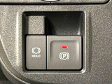 指先だけで簡単に操作が可能な電動パーキングブレーキを採用。「HOLD」スイッチを押すと、渋滞や信号待ちなどでブレーキペダルから足を離しても、ブレーキを保持するので安心です
