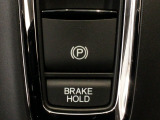 指先の操作でパーキングブレーキの「作動と解除」が行うことができる装備。ブレーキペダルから足を離しても停止し続けてくれるオートブレーキホールド機能。信号待ちなどの際には便利。ECO運転で低燃費走行♪