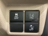 Hondaセンシング用の、VSA(ABS+TCS+横滑り抑制)解除と路外逸脱抑制機能のオンオフスイッチなどはハンドルの右側に装備しています。