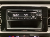 純正CDチューナーにはAUX入力端子がついてますので外部入力から音楽などを楽しめます。その下には1DIN分の小物入れがついています。CDケースなどを入れるのに便利です。