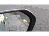 隣車線を走る車両をレーダーで検知し、ドアミラーでは確認しにくい後側方エリアに存在する車両に加え、急接近してくる車両も検知します。車両を検知するとドアミラーに搭載されたLEDインジケーターが点灯します。