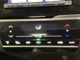 オートエアコンがついてますので、簡単操作で快適に過ごせます。リア熱線のスイッチの中に、雪道に対応したサイドミラーヒーターも入っています。