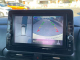 車を真上から見ているように、周囲の状況を把握しながら安心して駐車が行えるアラウンドビューモニター装備!
