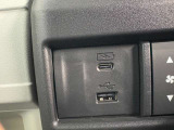 USBも完備しており長距離でも安心です!スマートフォンやタブレット等の充電が可能なUSBポート付きです。好きな音楽も一緒に連れ出せますよね。