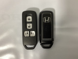 スマートキー付きですからドアロックの開閉およびエンジンスタートが楽々です。電動スライドドアの開け閉めもボタンで操作できます。スペアキーも同じものを用意しております。