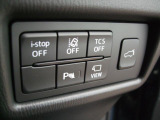 こちらのお車には先進安全装備が多数搭載されています。衝突被害を回避あるいは軽減するためのブレーキや、後方死角からの接近警報、車線逸脱を防止する警報装置など、詳しくはスタッフまでお尋ねください。