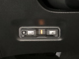 ハンドルの右側にはヘッドライトレベライザーとVSA(ABS+TCS+横滑り抑制)の解除スイッチがついています。ヘッドライトレベライザーは道路状況や積荷の加重に応じてライトの高さを調節できます。