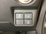 Hondaセンシング用の、VSA(ABS+TCS+横滑り抑制)解除と路外逸脱抑制機能のオンオフスイッチなどはハンドルの右側に装備しています。