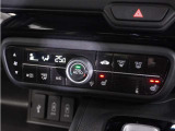 【オートエアコン】温度を設定すれば自動で快適な車内温度を保ちます。エアコン内部の高性能脱臭フィルターで車内のアレルゲンや花粉を除去。