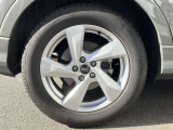 18インチ純正アルミホイール装備 全車両に標準装備の純正アルミホイールは、純正ならではのバランスの良いデザインと、走行安定性をお楽しみ頂けます。