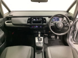 車内は光触媒抗菌消臭施工済です。インパネ周りはスタイリッシュなデザインです。グローブボックスやカップホルダーのほかにトレーなどたくさんの収納スペースが付いています。