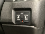 リアドアは乗り降りに便利な両側電動スライドドアです。また運転席に座っていながらスイッチ操作で自在にスライドドアを開け閉めできます。
