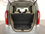 開口部も広く荷物の積み下ろしもしやすいお車となっております。シートの背もたれは5:5の割合で背もたれを可倒でき、前後のシートスライドもできるので荷室をひろげることができます。