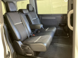 2列目シートは背もたれの角度調節ができるベンチシートになっております。長距離運転になってもゆったりとできるように、アームレストがついてます。
