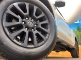 【純正18インチアルミホイール】外観にマッチした純正アルミホイールを装着しております。各種社外アルミホイールや、スタッドレスタイヤも取扱いしております。是非ご相談ください♪