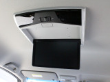 【フリップダウンモニター】大画面モニターで後席でもエンタメをお楽しみいただけます。小さなお子様にも大人気の装備です