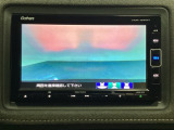 ギヤをR(バック)に入れるとナビの画面に後ろの映像が映るリアカメラ付です。後退時、コンディションが悪い視界でもカラーバックモニターがドライバーをサポートします。