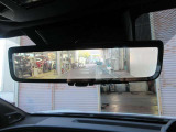 デジタルインナーミラー付き。後方視野角が広く、後席に同乗者がいても後方を確認しやすく安心です。