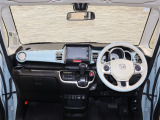 操作性に優れた運転席となります!小物入れや各ボタンの配置にこだわり、使いやすいです!座り心地もよく視認性も良好なのでロングドライブもお任せ下さい!