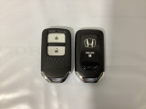 スマートキーを装備しています。鍵を差し込むことなくドアロックの開け閉めと、スタートボタン操作でのエンジンスタートができます。スペアキーも同じものを用意しております。