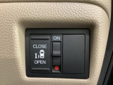 左側電動スライドドアは運転席からでも操作ができるように、ハンドル付近に開閉の操作スイッチが付いています。