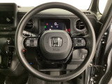 ハンドルにHondaセンシング系のクルーズコントロールやレーンキープアシストなどのスイッチが装備されています。ハンドルから手を離さず安全に操作できます。