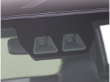 ステレオカメラとソナーセンサーが歩行者や先行車、障害物などのさまざまな情報を的確に捉え、運転者に注意を促したり、緊急ブレーキを作動。多彩な安全機能があなたのドライブをアシストするスマートアシスト付です