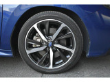 純正18インチアルミホイル/タイヤサイズは225/45R18です