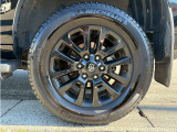 純正アルミホイールを装着しております。