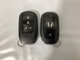 スマートキー付きですからドアロックの開閉およびエンジンスタートが楽々です。電動スライドドアの開け閉めもボタンで操作できます。スペアキーも同じものを用意しております。