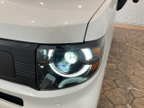 LEDヘッドライトで夜間の視認性も高く、シャープな輝き、先進の安心感。安全とスタイルの調和を生み出します。
