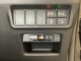 Hondaセンシング用の、VSA解除と路外逸脱抑制機能のオンオフスイッチなどはハンドルの右側に装備しています。その下にETC2.0がついています。高速道路の料金所の通過も楽々です。