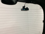 後方にもドライブレコーダーのカメラが付いています。前後両方でお車の周りを監視・記録いたします。