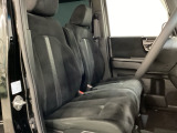 女性でも運転がしやすいように、シートの高さ調整機能(シートリフター)がついています。運転席と助手席の間が空いている為、助手席側への移動がスムーズです。交通量の多い道でも助手席側から乗り降りができます。