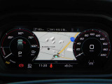 スピードメーターなどの運転に必要な計器とともに、オーディオ・電話の操作画面や地図などを表示。レイアウトはステアリングスイッチで切り替えでき運転に集中しながら必要な情報を瞬時に得ることが可能。