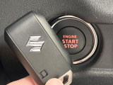 【キーレススタートシステム】カバンやポケットに入れたままでもドアの施錠・解錠が可能なスマートキーを装備。エンジンのオン・オフ時もカギを取り出す必要が無いからとっても便利です♪