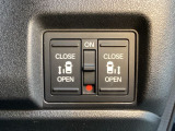 リアドアは乗り降りに便利な両側電動スライドドアです。また運転席に座っていながらスイッチ操作で自在にスライドドアを開け閉めできます。