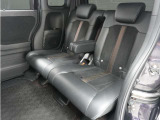 家族やご友人とBBQに行くとき、楽しさは道中の車内から始まっています!このベンチシートに座って、みんなで和気あいあい盛り上がりましょう!