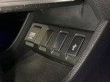 アクセサリーソケットはUSBのアダプターなどをつければ、スマホの充電にも使えます。横にはナビゲーション用の外部入力可能なUSB端子がついており、周辺には物が置けるトレーがついています。