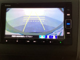 バックでの車庫入れも安心です! リアカメラが付いているバックモニター付のナビを装備しております。操作線もついており距離感も画面から確認できます。
