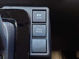 トヨタハイブリッドカー特有の、EV走行モードスイッチ、夜間などエンジン音を立てずにモーターのみでの走行ができます。