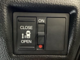左側電動スライドドアは運転席からでも操作ができるように、ハンドル付近に開閉の操作スイッチが付いています。