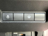 安全装備に関するボタンは運転席周りにまとめて設置されています。ヒーターハンドルスイッチも付いています。