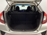 ラゲッジも広く使いやすいトランクは、開口部も広く荷物の積み下ろしもしやすいお車となっております。リアシートの背もたれは6:4の割合で分割して可倒できるので、長いお荷物などを載せることもできます。