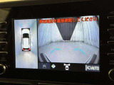 パノラミックビューモニターを装備。駐車場や交差点でクルマを真上から見るように周囲を確認できます。機能の詳細は販売店スタッフまでおたずねください。