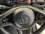 ハンドルにHondaセンシング系のクルーズコントロールやレーンキープアシストなどのスイッチと、オーディオの操作スイッチが装備されています。ハンドルから手を離さず安全に操作できます。